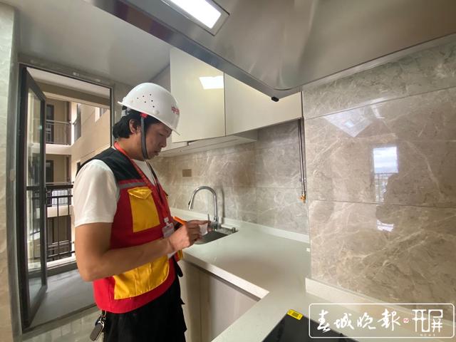 验房师周兆刚:做“房子的医生”,受委屈是家常便饭 (2).jpg