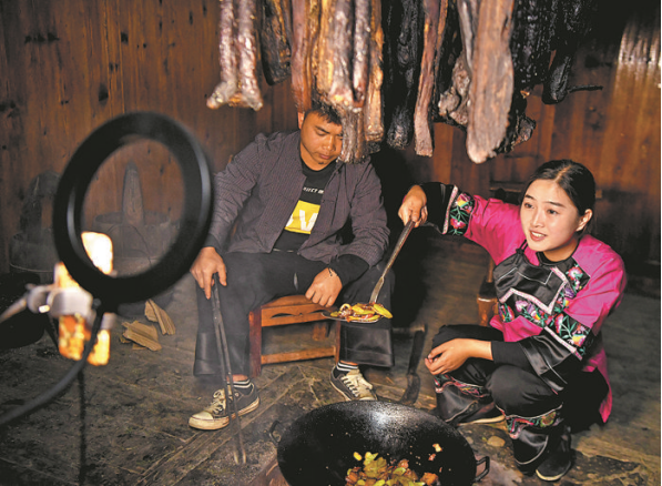 “现在生活比我酿的蜂蜜还要甜！”这群苗族村民把日子过成“向往的生活”