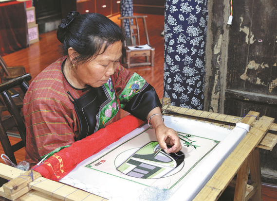 “现在生活比我酿的蜂蜜还要甜！”这群苗族村民把日子过成“向往的生活”