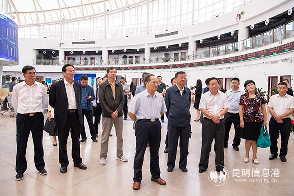 调研云南自贸区昆明片区综合服务中心 通讯员冯靖凯摄