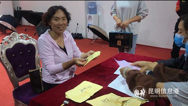 徐女士领取新房钥匙。 徐女士领取新房钥匙。