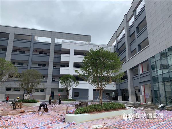 西山区城中村改造第35号片区项目配套小学书林一小福海校区即将投入使用。记者劳学丽 摄