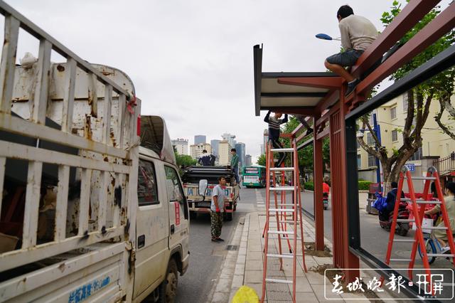 西昌路公交站台又从路侧改到路中1.JPG