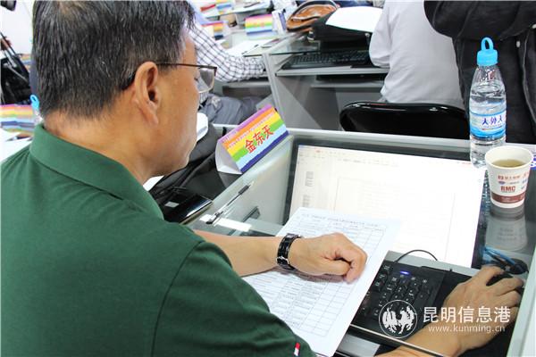 评审现场评委认真审核申报项目材料。
