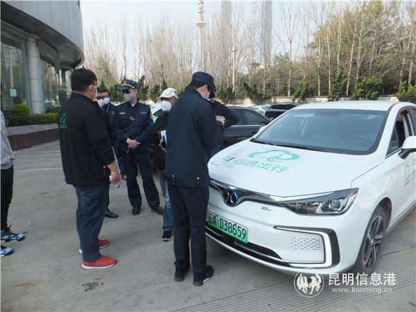 昆明市出租汽车管理局开展路检路查 供图 1 昆明市出租汽车管理局开展路检路查 供图 1