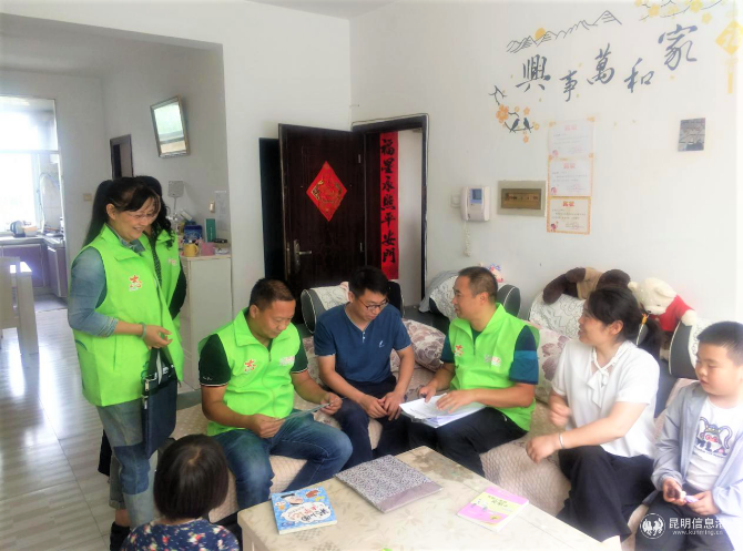 到西城苑小区住户进行宣传