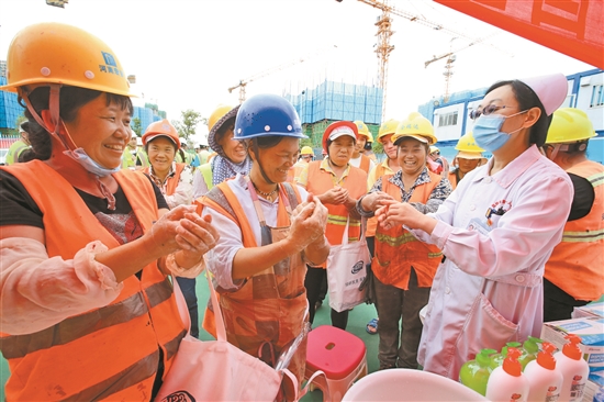 昆明:免费体检进工地 昆明:免费体检进工地