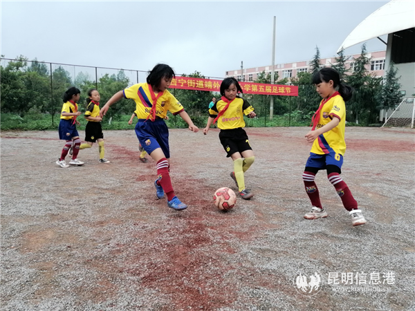 靖外明德小学女足在沙地球场上训练