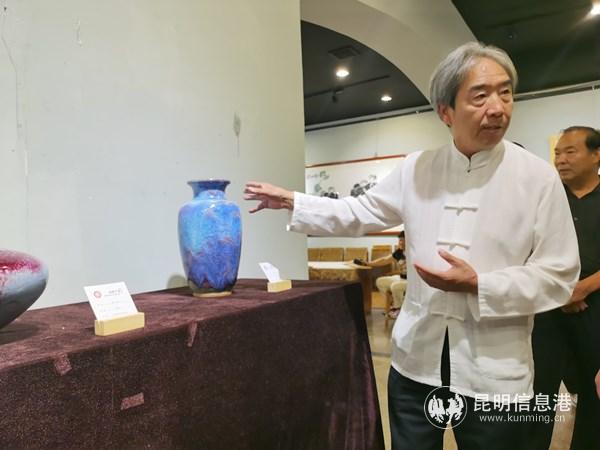 钧瓷烧制技艺国家级代表性传承人任星航现场教市民如何欣赏钧瓷