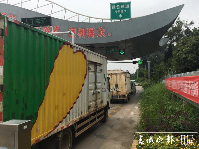 7大原因导致昆明西收费站通行缓慢 29日零时起，昆明西收费站新增货车入口称重检测系统车道 王磊 摄