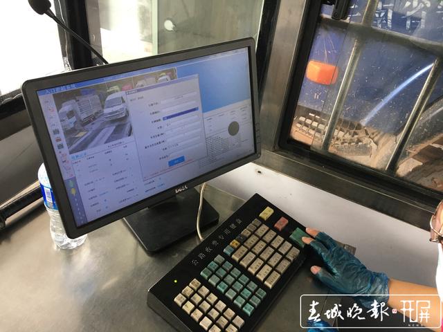 7大原因导致昆明西收费站通行缓慢 29日零时起，昆明西收费站新增货车入口称重检测系统车道 王磊 摄