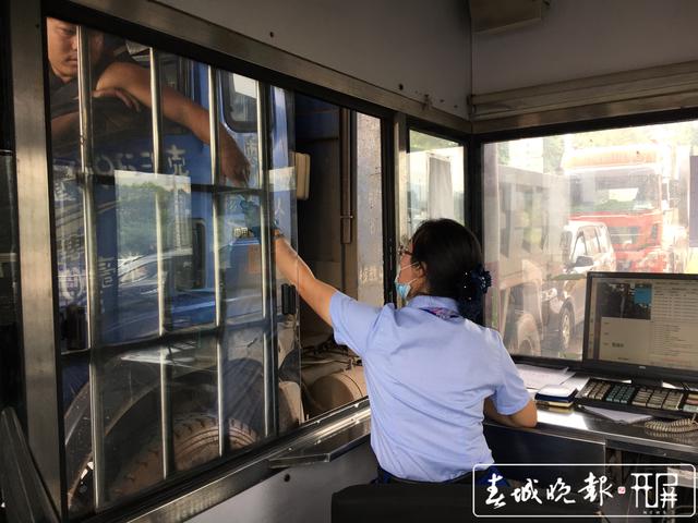 7大原因导致昆明西收费站通行缓慢 29日零时起，昆明西收费站新增货车入口称重检测系统车道 王磊 摄