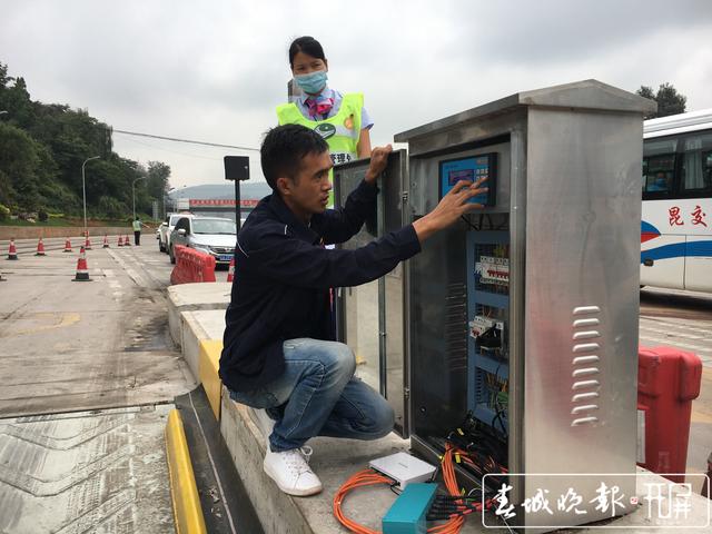 7大原因导致昆明西收费站通行缓慢 29日零时起，昆明西收费站新增货车入口称重检测系统车道 王磊 摄