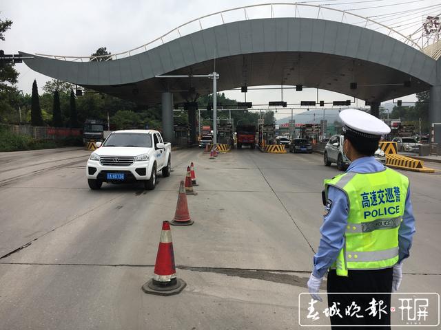 7大原因导致昆明西收费站通行缓慢 29日零时起，昆明西收费站新增货车入口称重检测系统车道 王磊 摄