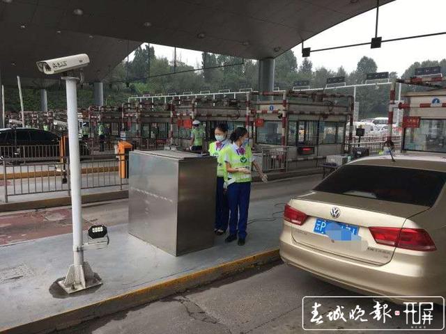 7大原因导致昆明西收费站通行缓慢 29日零时起，昆明西收费站新增货车入口称重检测系统车道 王磊 摄