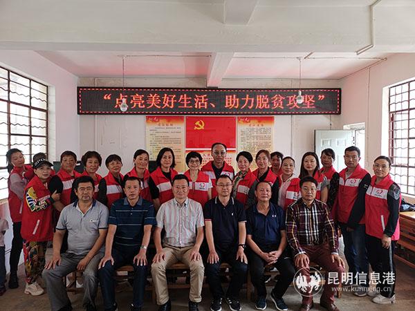 捐赠仪式现场 陈思伊摄