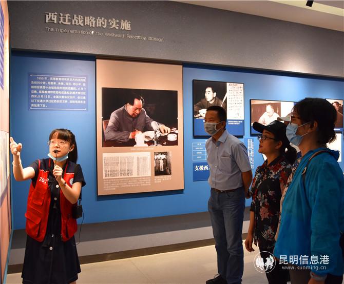 参观“西迁精神”图片实物展 参观“西迁精神”图片实物展