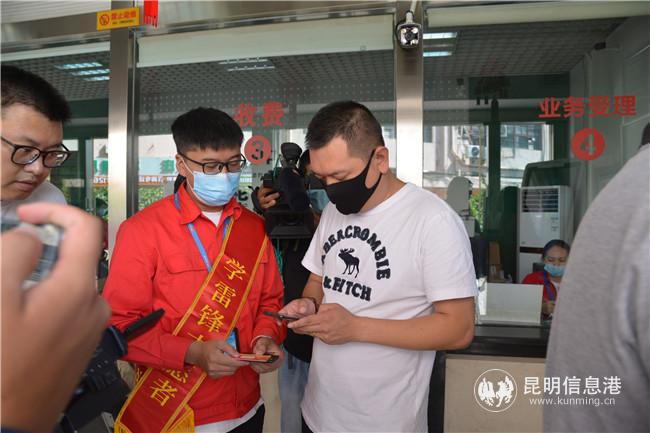 市民到昆仑燃气营业厅进行换卡业务咨询。