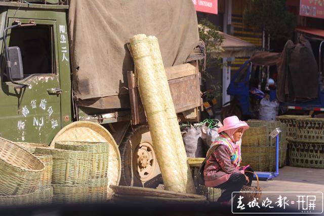 施甸姚关：篾编串起小街悠悠岁月 (3).jpg