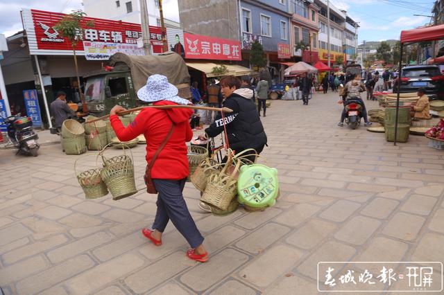 施甸姚关：篾编串起小街悠悠岁月 (4).jpg