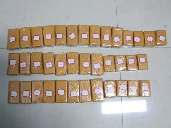 3名毒贩腰部捆绑毒品5.7公斤
