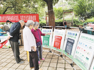小区居民学习垃圾分类知识。2