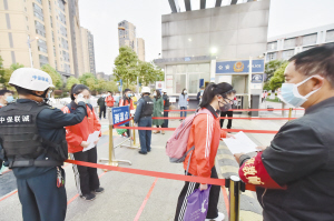 校园做好防疫工作。5