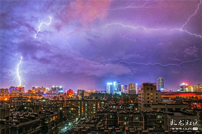 2014年6月的一个雷雨夜，体育场周边还没有多少高楼