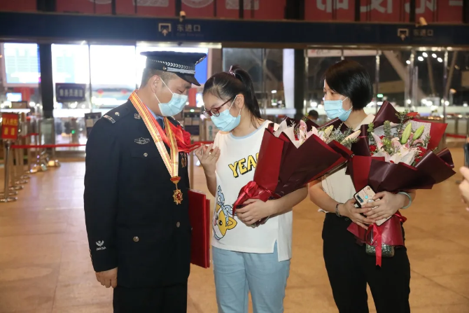 李忠建:冲锋在前,守护战“疫”生命线|铁路抗疫英雄谱之二 李忠建:冲锋在前,守护战“疫”生命线|铁路抗疫英雄谱之二