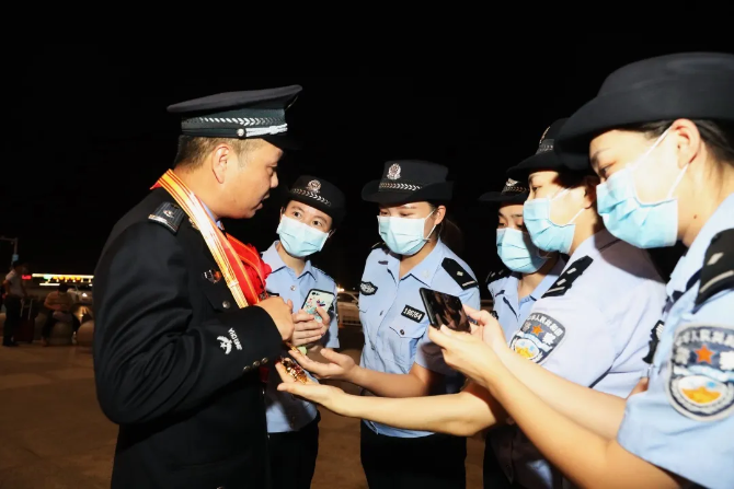 李忠建:冲锋在前,守护战“疫”生命线|铁路抗疫英雄谱之二 李忠建:冲锋在前,守护战“疫”生命线|铁路抗疫英雄谱之二