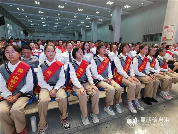 师生欢聚一堂庆祝教师节。