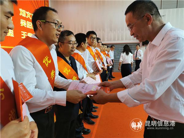校领导为获奖老师颁奖。