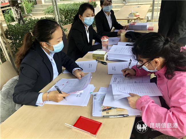 验房后，住户进行签约登记。记者上官艳君摄