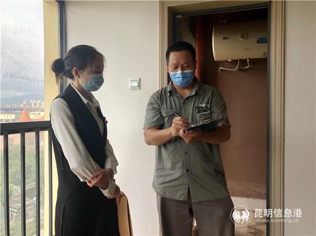 住户在工作人员的引导下开始验房。记者上官艳君摄