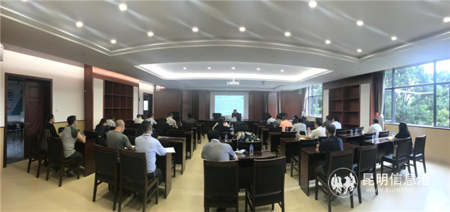 段钢副校长为分管联系部门、学院全体师生党员讲党课