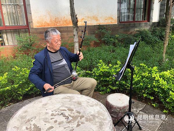 图片2 黄兴邦正在拉二胡 记者谭石艳 摄