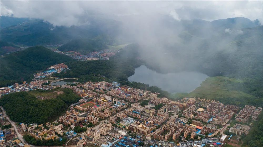 这是西盟佤族自治县新县城一景（2019年6月17日摄，无人机照片）。新华社记者 胡超 摄