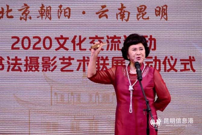 著名评书表演艺术家刘兰芳做原创评书表演。