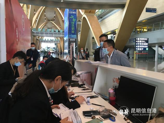 检查组在昆明长水机场检查现场_副本
