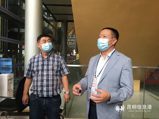 昆明市文化和旅游局党组书记杨明俊（右）率队进行文旅市场节前检查。_副本