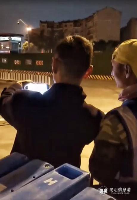 失主陆先生主动和王智锋合影_副本