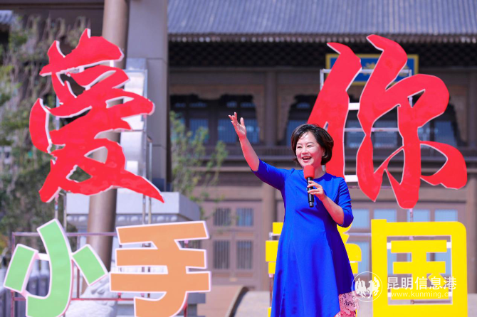 鞠萍老师现场演唱《我爱你昆明的雪》