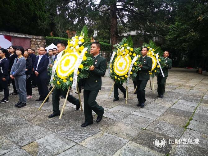 为烈士墓敬献花圈