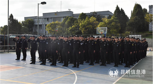 滇池警务营区举行升旗仪式