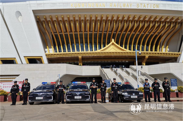 昆明特警驻守昆明南站 为旅客保驾护航