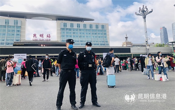 昆明特警驻守昆明站 为旅客保驾护航