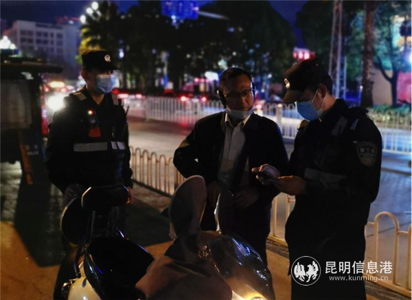夜间执行勤务的昆明特警