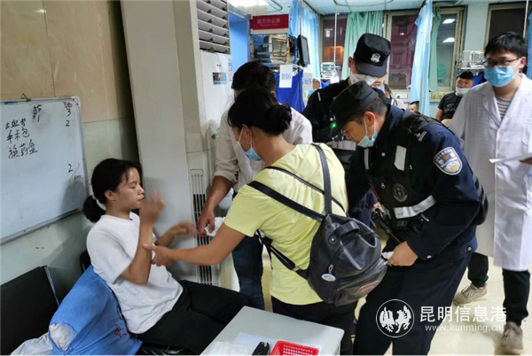 昆明特警帮助群众就医