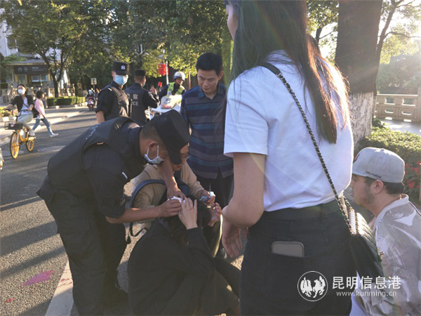 巡逻途中昆明特警 及时帮助受伤的群众