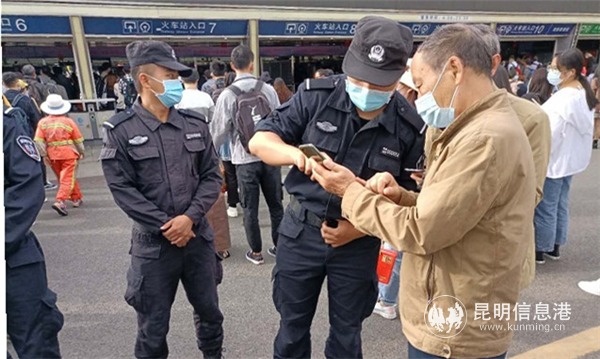昆明特警为旅客指路